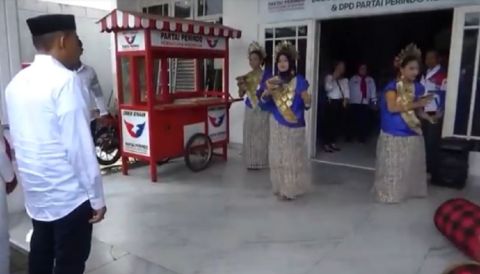 Pengembalian Formulir Caleg Partai Perindo Makassar Disambut Tarian Paduppa 