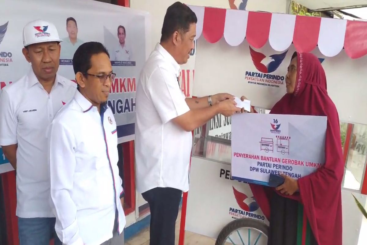 Partai Perindo Sulteng Bagikan Gerobak dan Modal Usaha ke Penjual Nasi Kuning