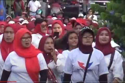Ratusan Emak-emak Ikut Jalan Sehat dan Senam Pagi Partai Perindo Sumbar 