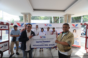 Senangnya Pedagang Mi Ayam Dapat Bantuan Gerobak dan Modal Usaha dari Partai Perindo