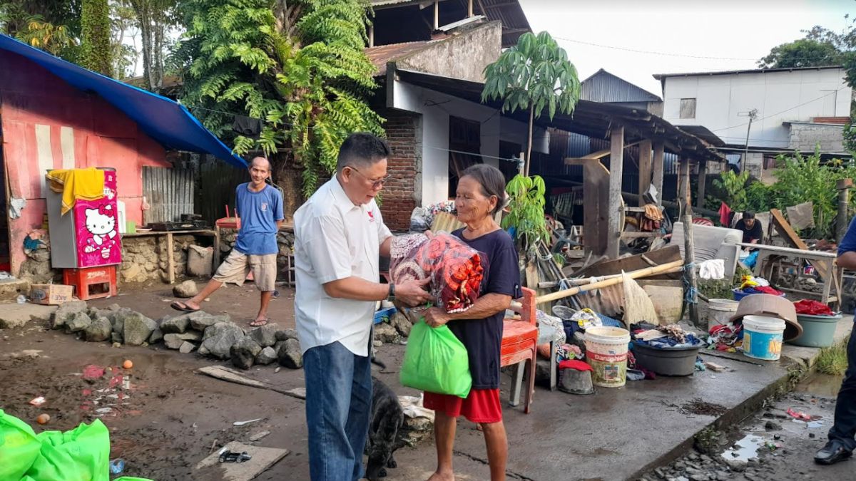 Terima Bantuan Sembako Dari Partai Perindo, Oma Meyke Maindoka Menangis Haru