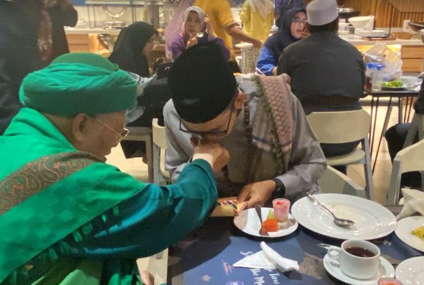 TGB Diberikan Tasbih 'Petani Pohon Anti-Gempa' dari Abah Aos, Apa Artinya?
