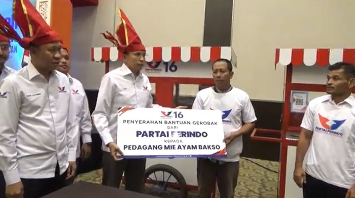 TGB Serahkan Bantuan Gerobak Perindo dan Modal Usaha ke Pedagang Bakso di Makassar