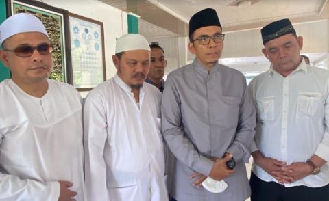 Ziarah ke Makam Teungku Di Anjong, TGB: Beliau Orang yang Mengajarkan Mencintai Agama dan Bangsa 