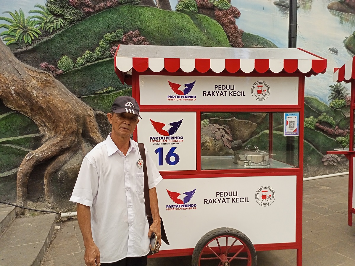Dapat Bantuan Gerobak Partai Perindo, Pedagang Bakso di DIY Bisa Menghemat Modal Usaha