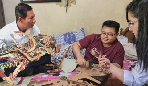 Diangkat Anak Asuh Oleh Ketua Partai Perindo Jateng, Pemuda Difabel Pembuat Wayang Sangat Bersyukur 