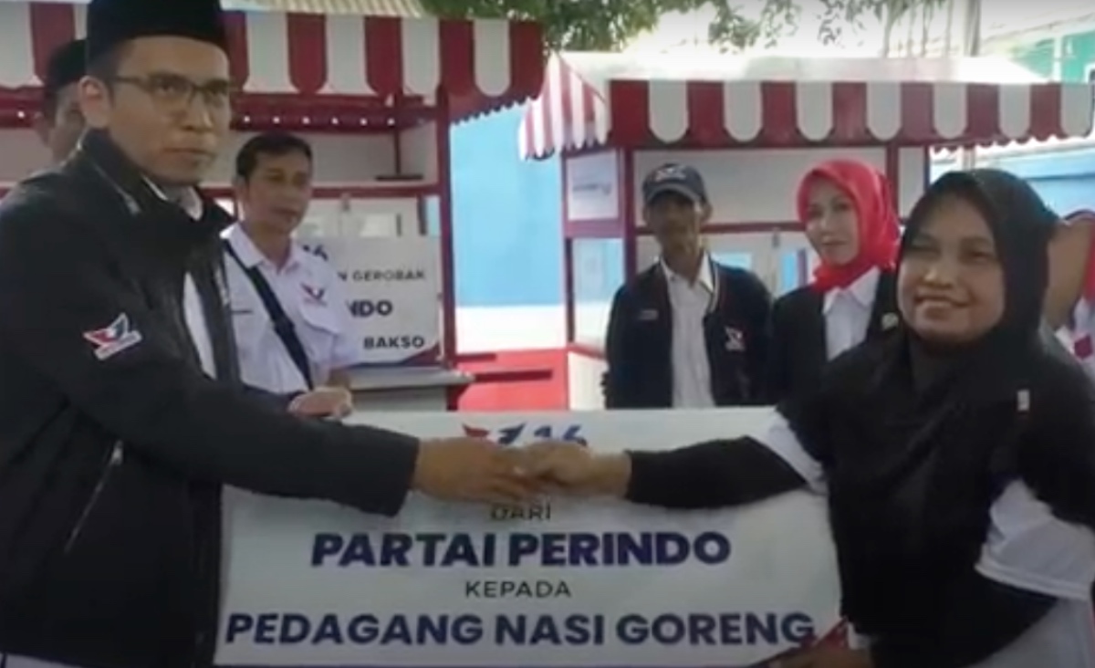 Serahkan Gerobak Perindo ke Pedagang UMKM, TGB : Semoga Rezeki Makin Banyak dan Berkah