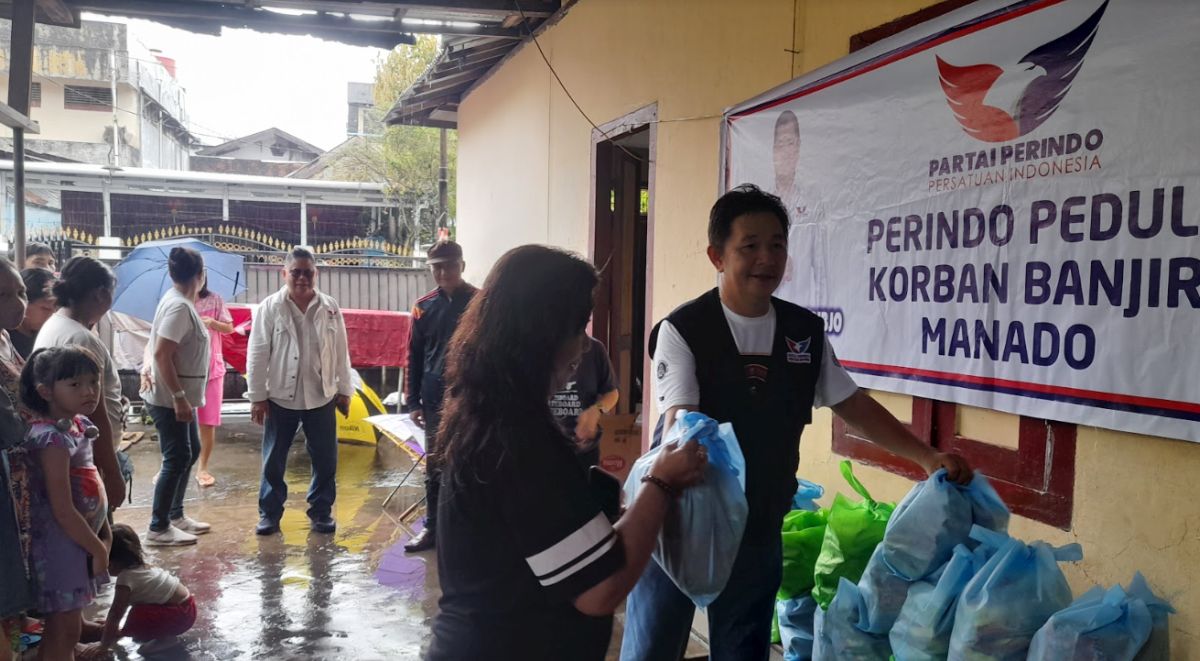Korban Banjir di Pinaesaan Dapat Bantuan Sembako dari Partai Perindo