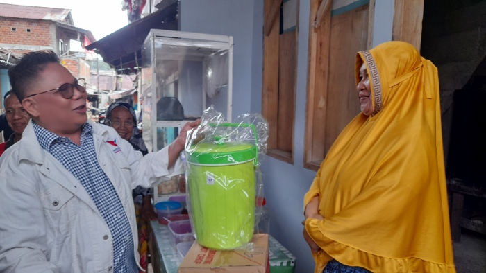 Kurang dari 24 Jam, Partai Perindo Kembali Turun Bantu Warga Korban Banjir Manado