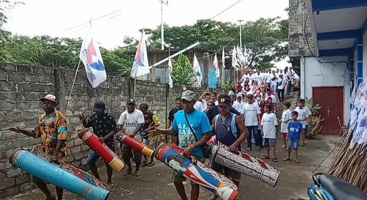 Diantar Warga dan Diiringi Tarian, Ketua Ikama Manokwari Mendaftar Bacaleg Partai Perindo