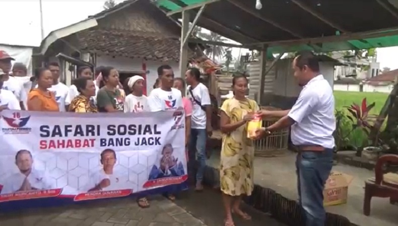Tebar Manfaat, Partai Perindo Tanggul Bagikan Minyak Goreng Gratis untuk Warga 