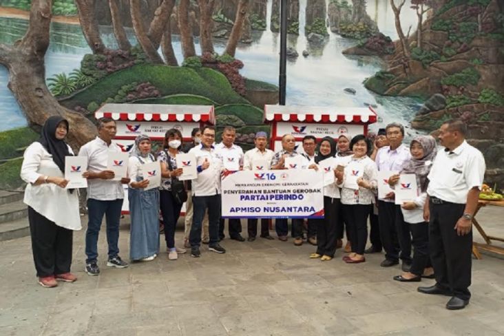 Partai Perindo Bantu Gerobak Gratis untuk Pedagang Bakso di DIY  