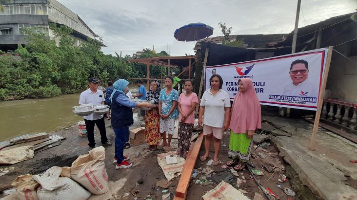 Partai Perindo Manado Beri Bantuan Alat-alat Dapur untuk Warga Terdampak Banjir