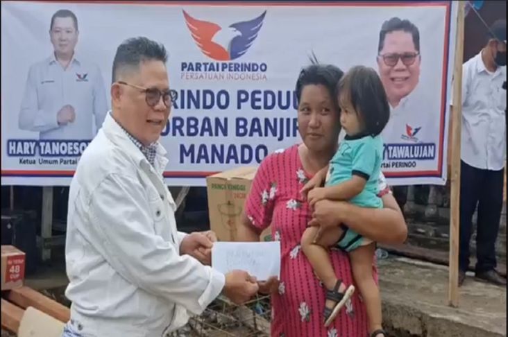 Partai Perindo Beri Bantuan Uang Tunai untuk Renovasi Rumah Korban Banjir di Manado 