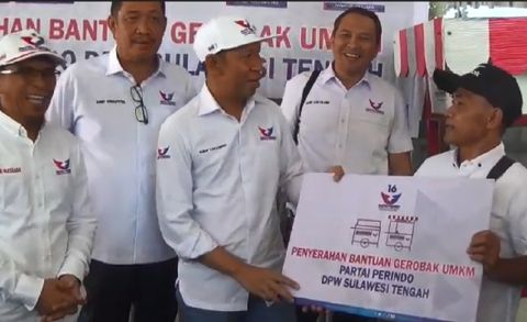 Serahkan Bantuan Gerobak ke Pedagang, Ini Pesan Ketua DPW Partai Perindo Sulteng