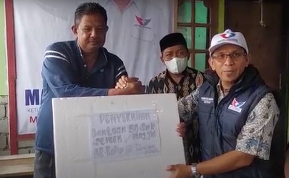 Partai Perindo Serahkan Bantuan Gerobak dan 50 Sak Semen Pembangunan Masjid di Sigi