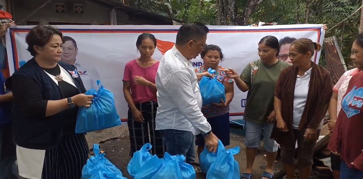 Susuri Jalan Berlumpur, Partai Perindo Bagikan Paket Sembako untuk Korban Banjir Manado