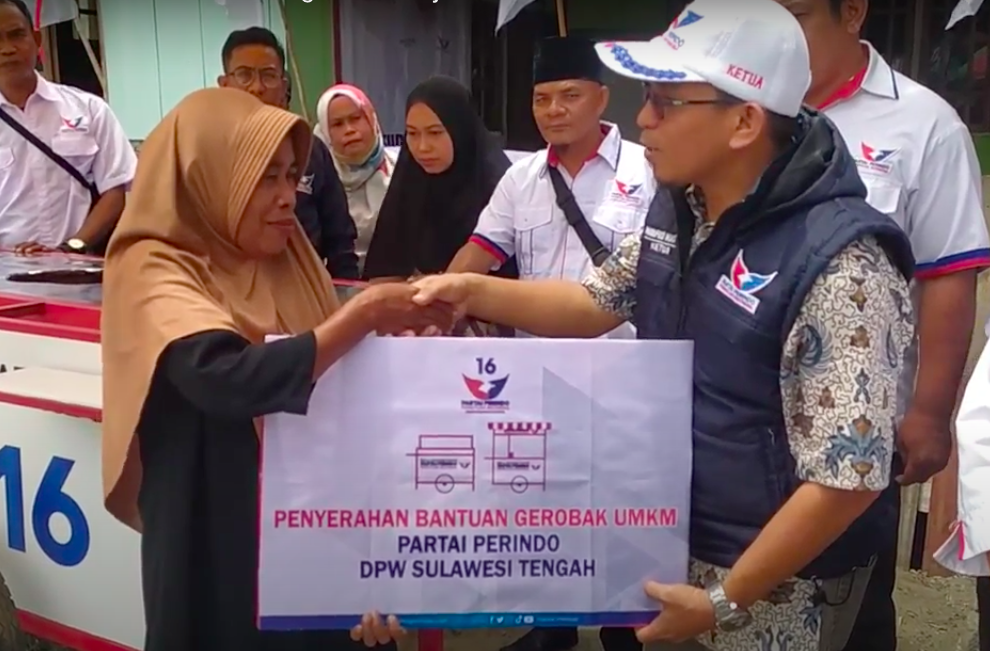 Terima Bantuan Gerobak Perindo, Pedagang Siomay di Sigi Menangis Terharu