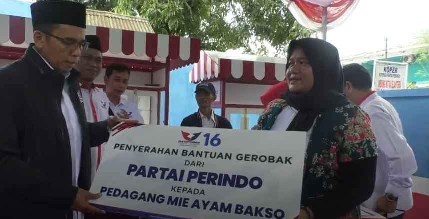 Serahkan Bantuan Gerobak, TGB: UMKM Adalah Sahabat Partai Perindo