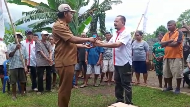 Partai Perindo Flotim Salurkan 29 Liter Obat Pembasmi Hama Wereng ke Petani