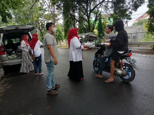 Bagi-bagi Takjil, Cara DPD Partai Perindo Kabupaten Probolinggo Berbagi Rejeki saat Ramadan