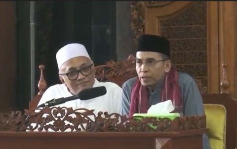 Baca Kitab di Ponpes Bayt Al Hikmah Pasuruan, TGB Dikagumi Santri 
