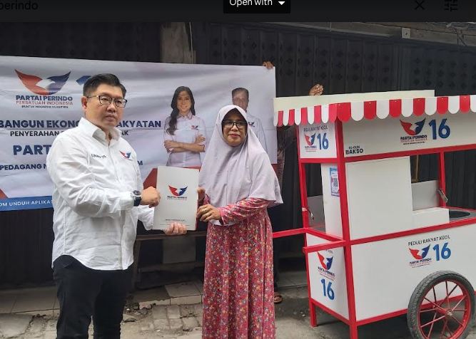 Bacaleg Partai Perindo Bagikan Gerobak Kepada Penjual Ayam Geprek di Surabaya