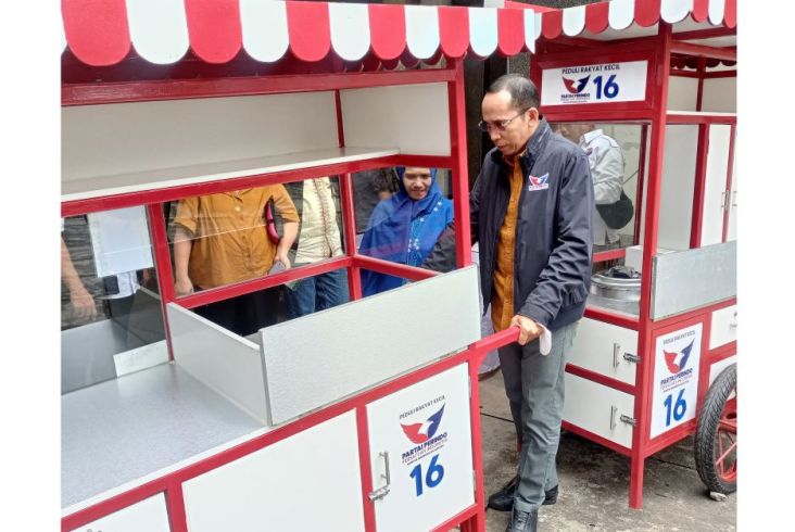 Bagikan Gerobak ke Pedagang, TGB Zainul Majdi: Ini Komitmen Partai Perindo kepada UMKM 