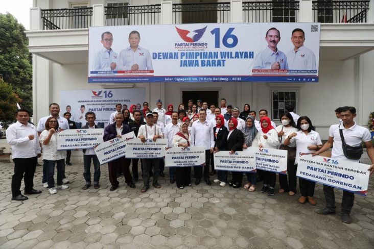 Beri Gerobak Perindo, HT Kembali Tegaskan Komitmen Dukung UMKM