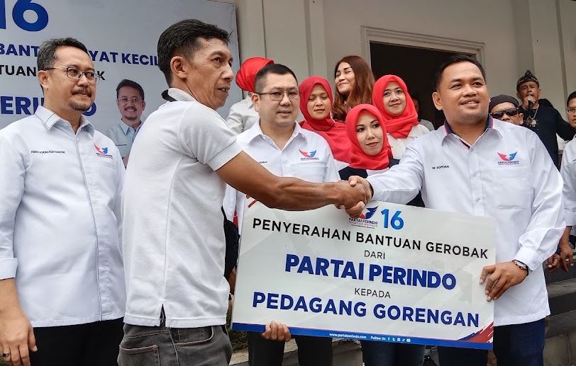 Bertahun-tahun Dagang Hanya Gunakan Meja, Titi Bahagia Dapat Gerobak Gratis Partai Perindo