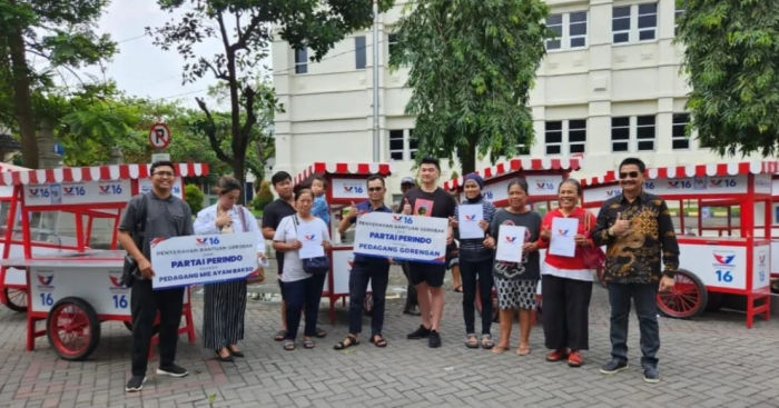 Chef Arnold Bagikan Gerobak Perindo di Solo