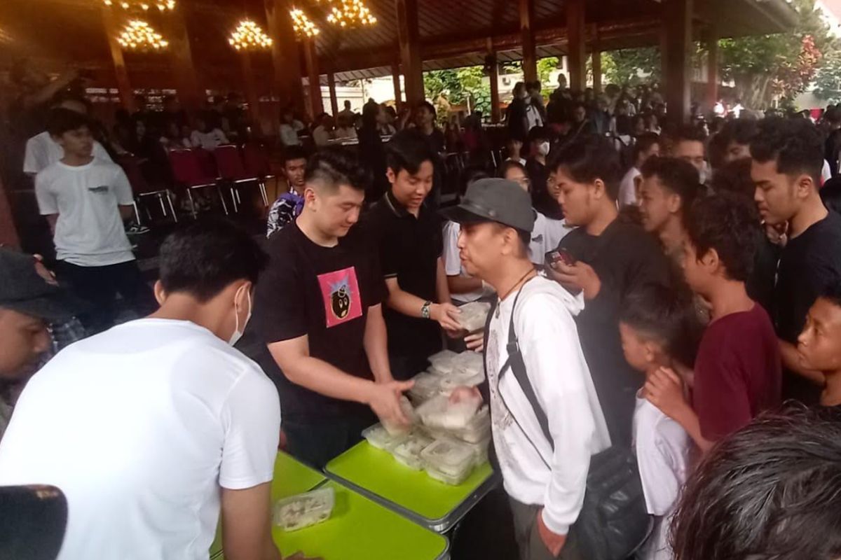 Chef Arnold Masak Besar Capai 1.000 Porsi Ayam Gulai di Solo