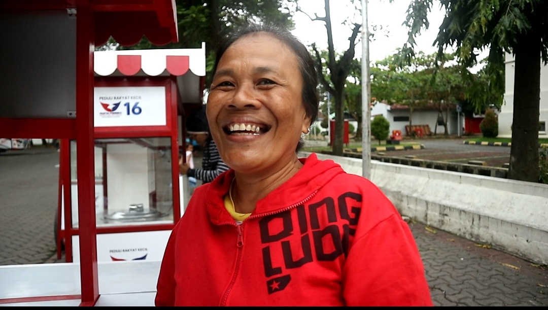 Dapat Bantuan Gerobak Perindo dari Chef Arnold, Pedagang di Solo Tak Hentinya Bersyukur
