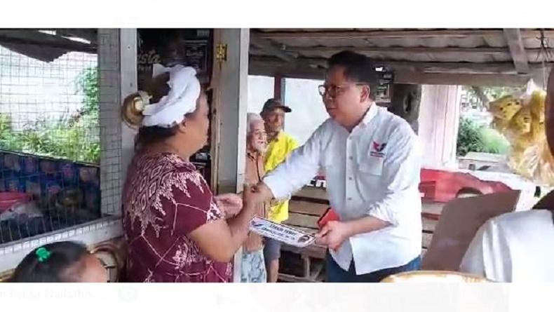  Senangnya Ibu Pemilik Warung Makan di Kotamobagu Dapat Dispenser dari Partai Perindo 