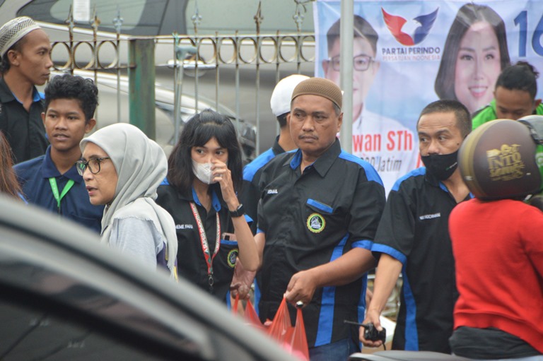 Pemuda Perindo Jatim & Ojol Berbagi Takjil di Stasiun Wonokromo Surabaya