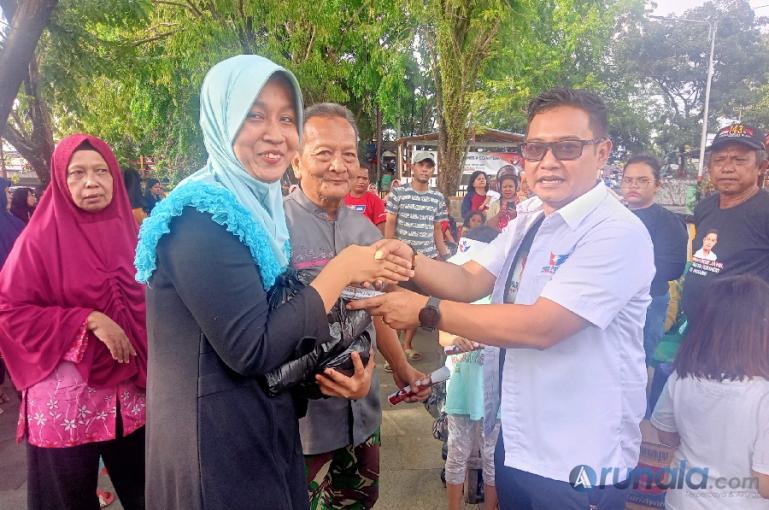 Ramadan, Ketua Partai Perindo Padang Serahkan Ratusan Paket Sembako kepada Warga