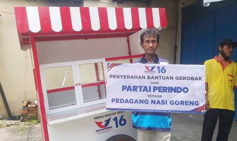 Dapat Gerobak Gratis, Penjual Nasi Goreng: Semoga Partai Perindo Jaya Selalu