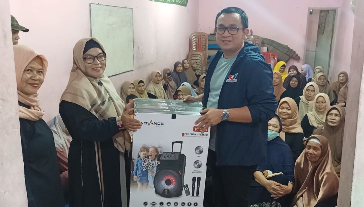Ibu-Ibu Pengajian Bahagia Terima Bantuan Pengeras Suara Nirkabel dari Partai Perindo DKI