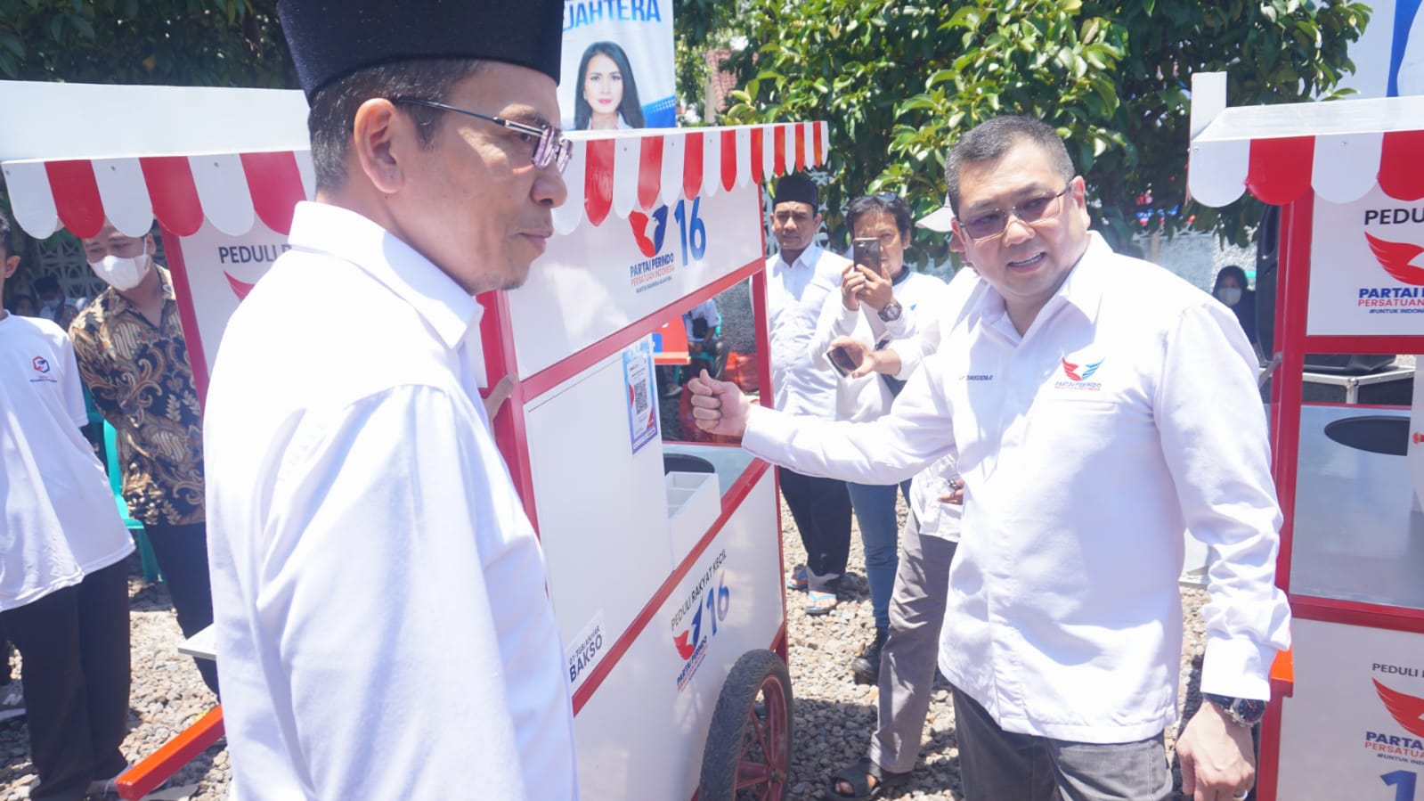 Bagikan Gerobak Perindo QR Code di NTB, HT: Modern, UMKM Naik Kelas Gunakan Teknologi Digital