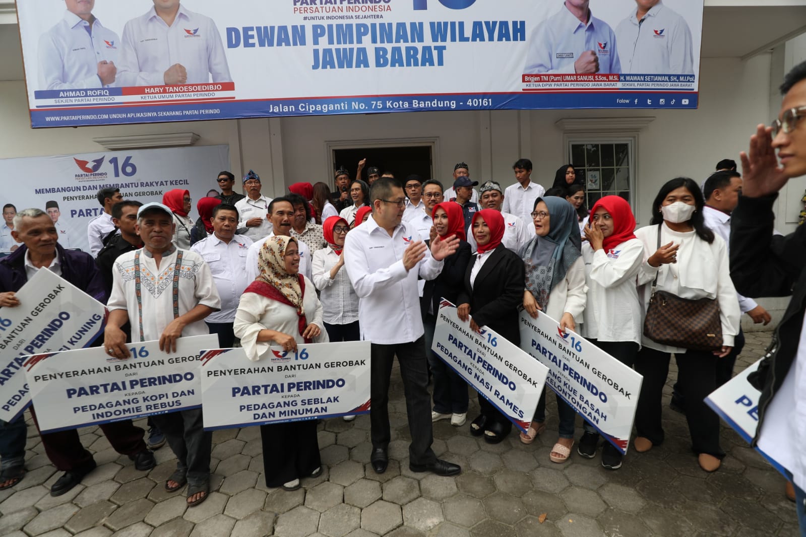 Sebar Gerobak Perindo yang Dilengkapi QRIS di Jabar, HT: Pedagang Lebih Melek Teknologi, Lebih Sejahtera