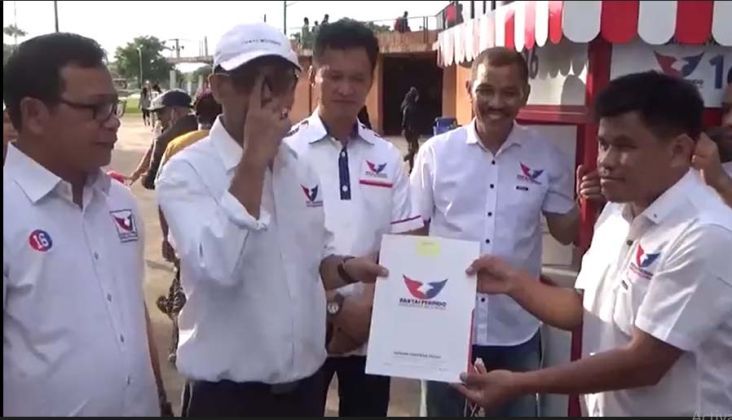 Bantuan Gerobak Partai Perindo Bantu Ekonomi Pedagang Kecil 