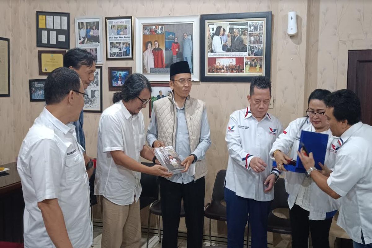 Kunjungi Kantor Harian Waspada, TGB Ajak Pers Kolaborasi Bangun Budaya Politik Sehat