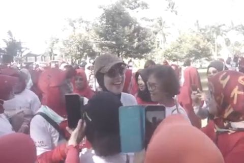 Meriah! Bacaleg Partai Perindo Venna Melinda Senam Zumba Bersama Ratusan Ibu-ibu di Blitar 
