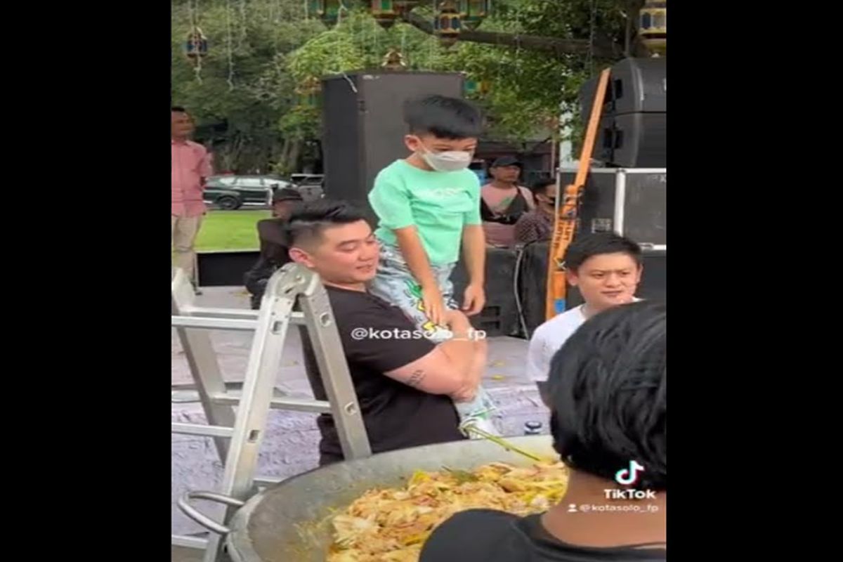 Momen Chef Arnold Masak Bareng Jan Ethes, Digendong Melihat Ayam di Kuali Besar