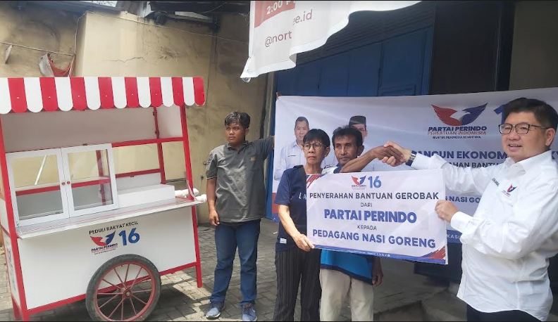 Partai Perindo Bagikan Gerobak Kepada Penjual Nasi Goreng di Surabaya