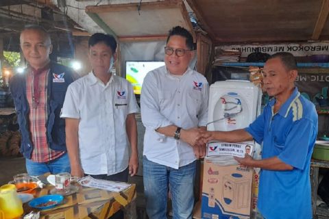 Partai Perindo Bantu 10 UMKM di Pasar Paal Dua Manado 