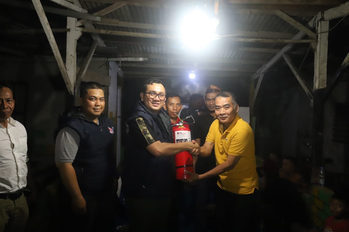 Partai Perindo DKI Bagikan APAR ke Permukiman Padat di Petukangan Utara