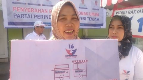 Pedagang Nasi Kuning dan Buras di Palu Ini Sumringah Dapat Gerobak Perindo 
