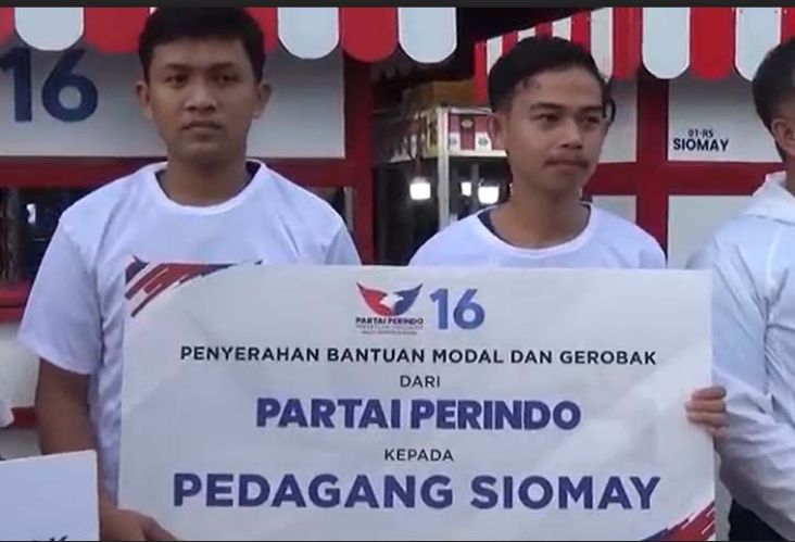 Terima Bantuan Gerobak Partai Perindo, Pedagang Kecil Senang