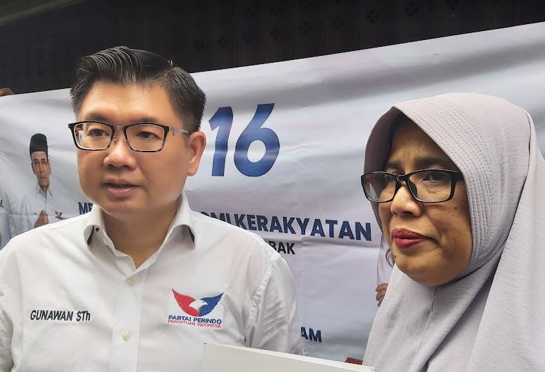Penjual Nasi Ayam Geprek Ini Bahagia Dapat Gerobak Gratis Partai Perindo